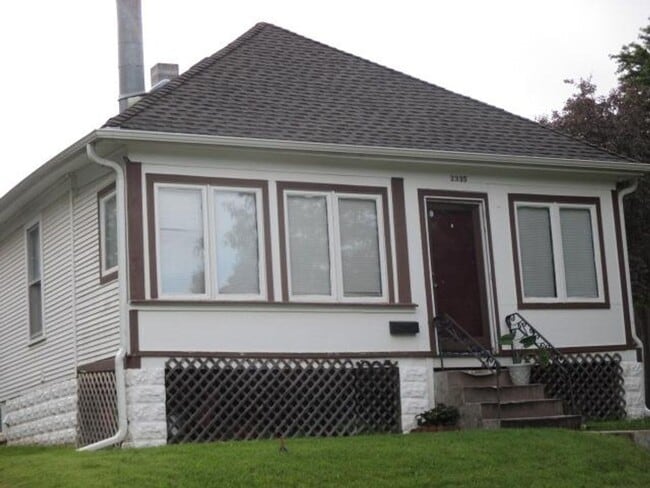 2335 N 65th Ave