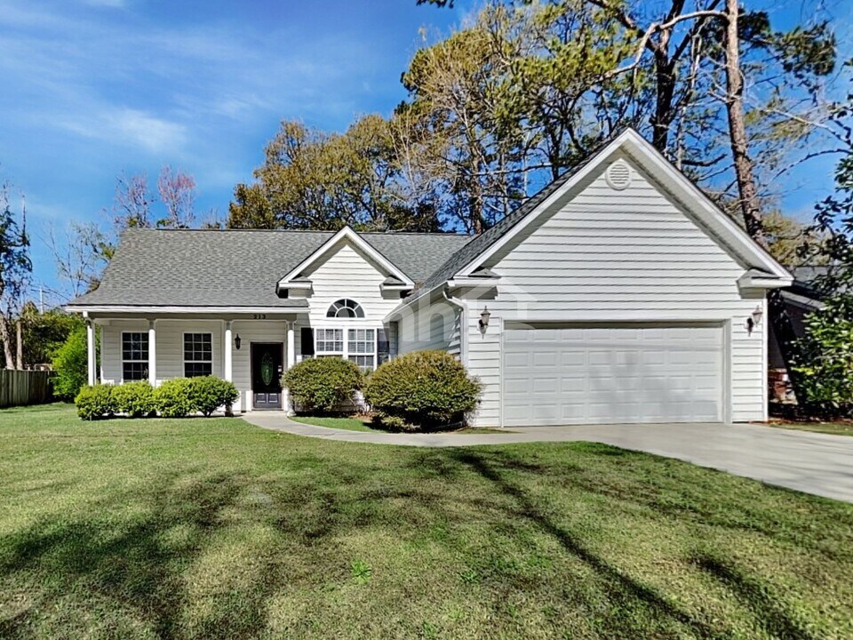 213 White St in Moncks Corner, SC - Foto de edificio