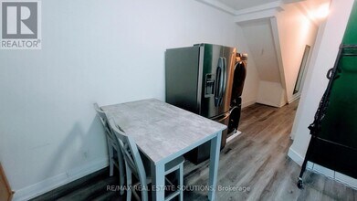 206 Bathurst St in Toronto, ON - Building Photo - Building Photo