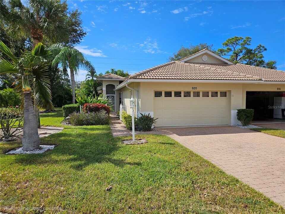 920 Onager Ct in Englewood, FL - Building Photo