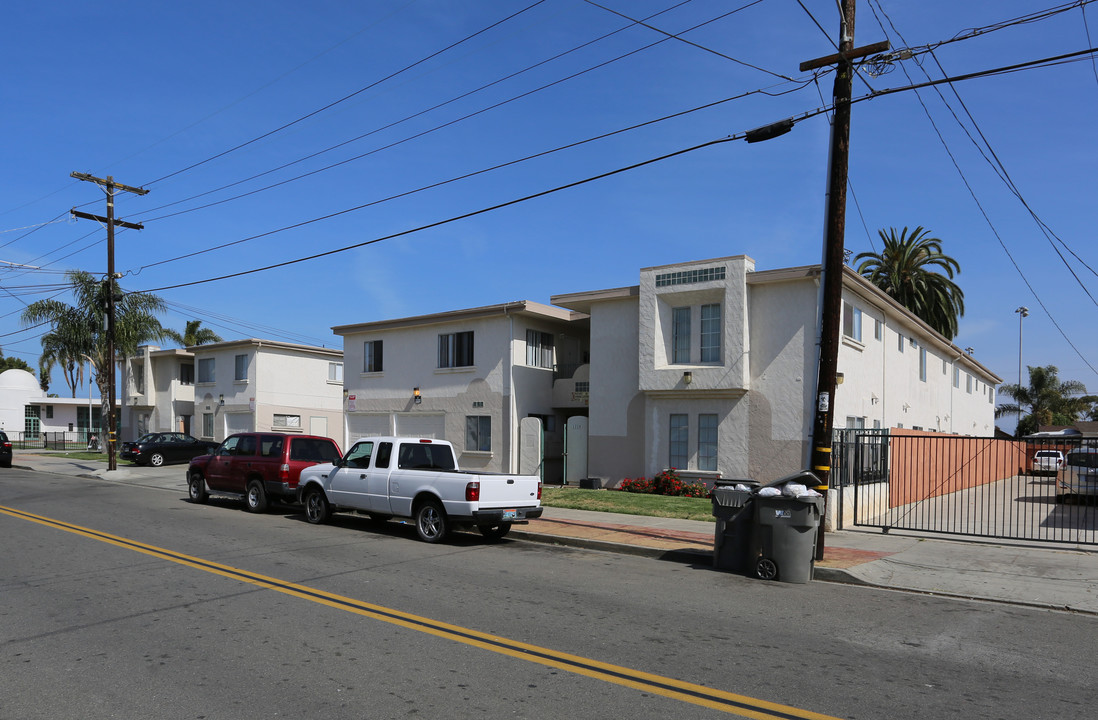 La Corona Apartments in Oceanside, CA - Foto de edificio