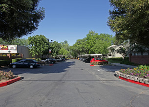 Foxworth Apartments in Carmichael, CA - Building Photo - Building Photo