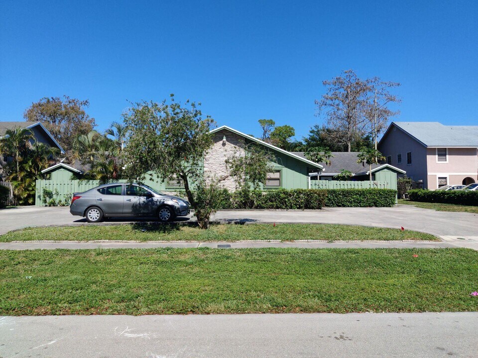 13789 Bottlebrush Ct in Wellington, FL - Building Photo