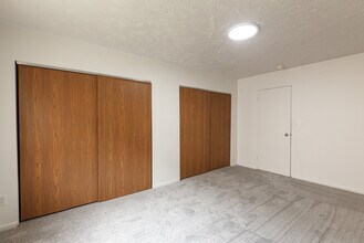 Colonial Place Apartments in Lansing, MI - Foto de edificio - Building Photo