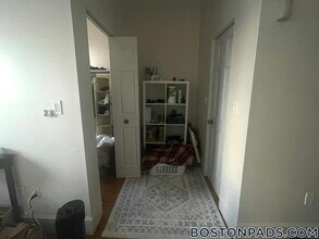 52 Burbank St in Boston, MA - Foto de edificio - Building Photo