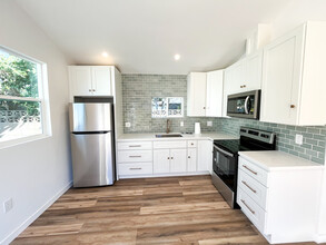 166 Comstock Dr in Ventura, CA - Building Photo - Building Photo