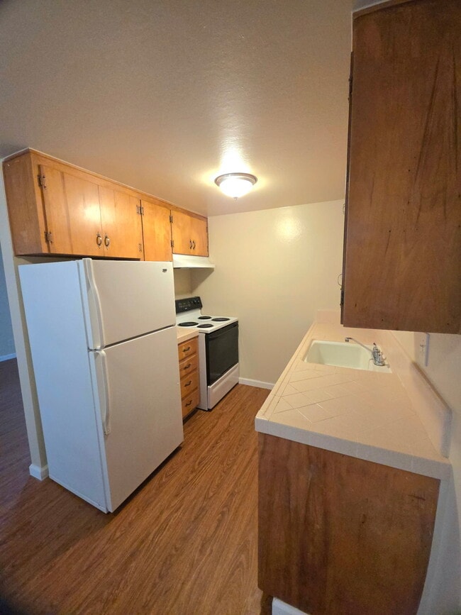 71 Navajo Drive in Salinas, CA - Foto de edificio - Building Photo