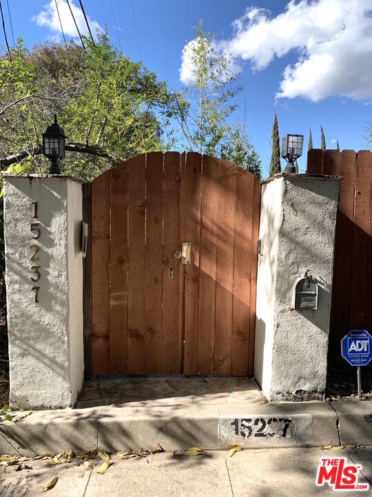 15237 Del Gado Dr in Los Angeles, CA - Building Photo - Building Photo