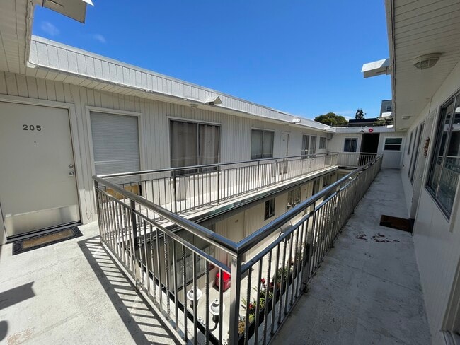 870 Grove St, Unit 103 in San Francisco, CA - Foto de edificio - Building Photo