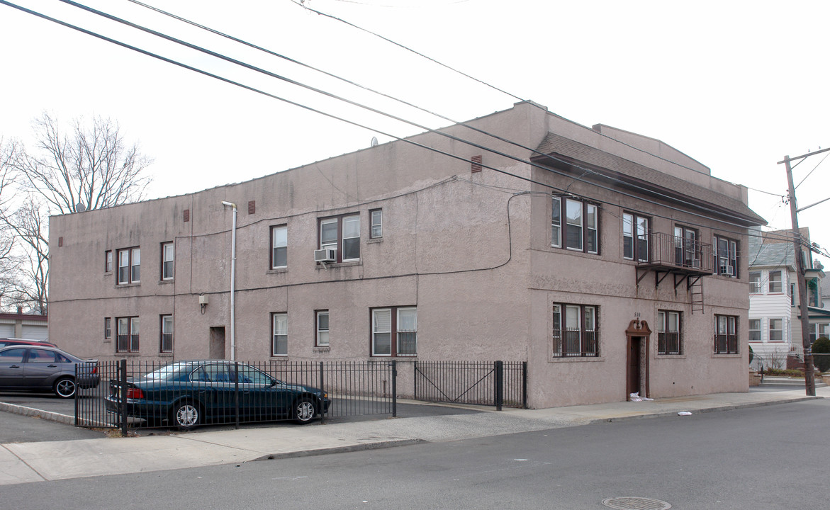 516 Edgar Rd in Elizabeth, NJ - Foto de edificio