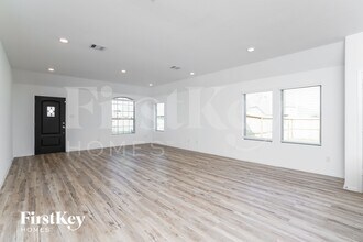 7518 Oakmont Ave in Mont Belvieu, TX - Foto de edificio - Building Photo