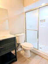 500 Tiki Dr, Unit 113C in Tiki Island, TX - Foto de edificio - Building Photo