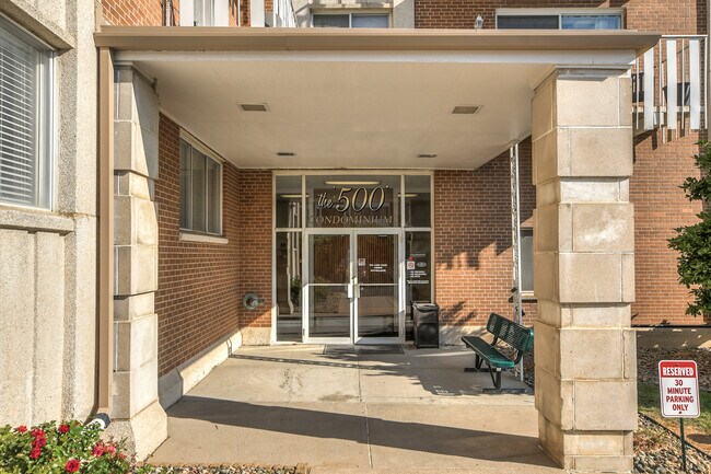 500 S 37th St, Unit 207 in Omaha, NE - Foto de edificio - Building Photo