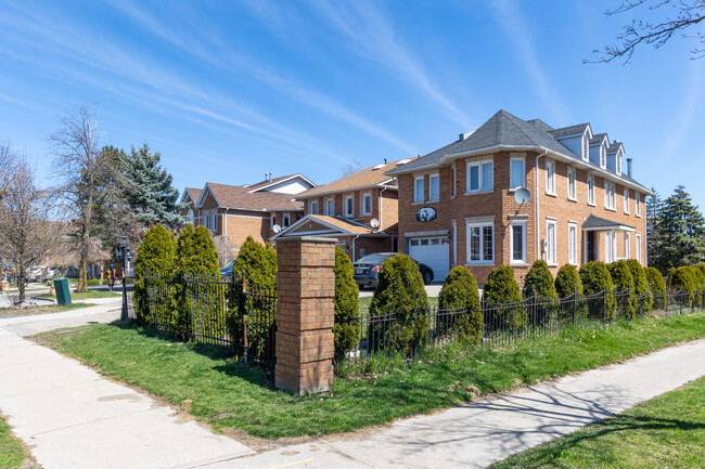 88 Brownstone Cir in Thornhill, ON - Building Photo - Building Photo