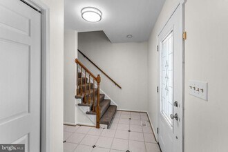 8009 Frontier Dr in Severn, MD - Foto de edificio - Building Photo