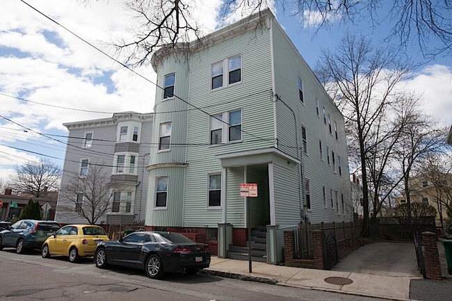 5 Kinnaird St, Unit 1 in Cambridge, MA - Foto de edificio - Building Photo