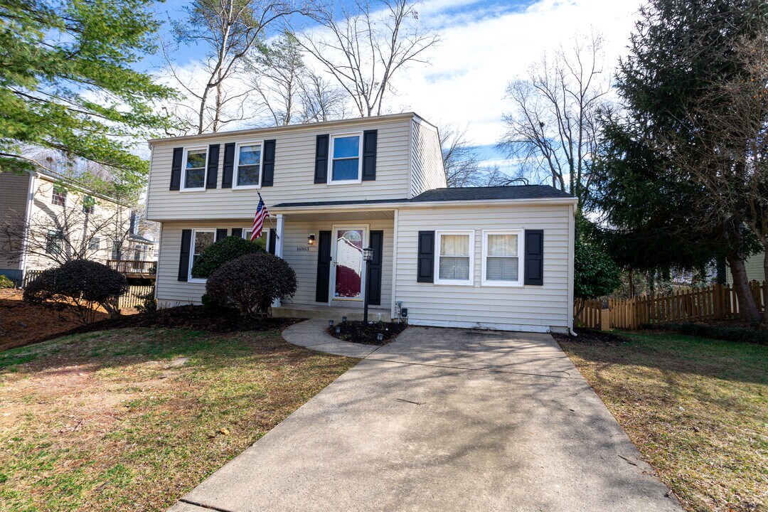 16003 Fairway Dr in Montclair, VA - Building Photo