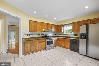 21 Jeremy Dr in Dayton, NJ - Building Photo - Building Photo