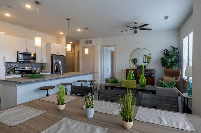 Charleston at Fannin Station in Houston, TX - Building Photo - Building Photo