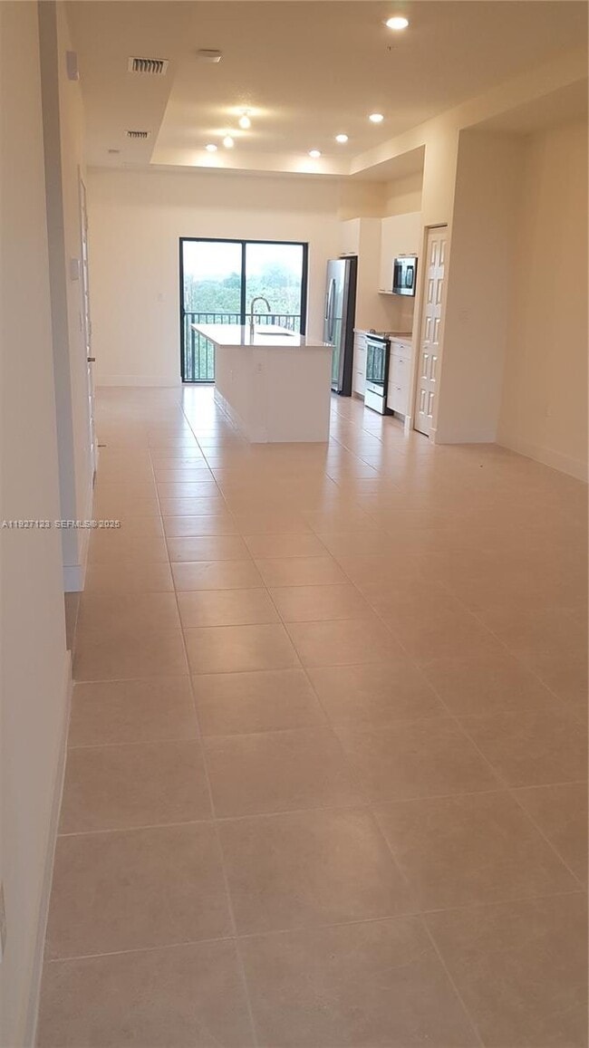 8195 NW 104th Ave in Doral, FL - Foto de edificio - Building Photo