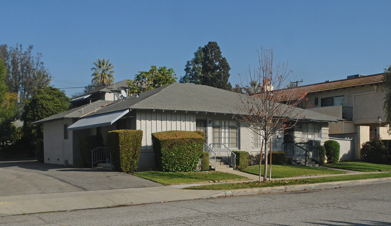 225 Orlando Way in Covina, CA - Foto de edificio