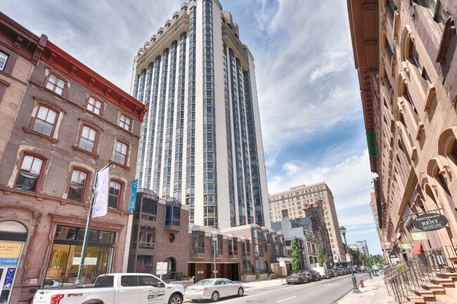 2020 Walnut St, Unit 11g in Philadelphia, PA - Building Photo - Building Photo