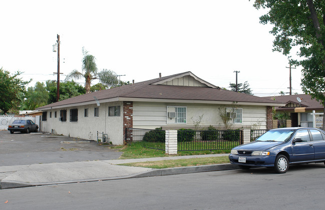 401 W Guinida Ln in Anaheim, CA - Foto de edificio - Building Photo