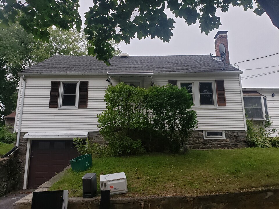 31 Lavallee Ter in Worcester, MA - Foto de edificio