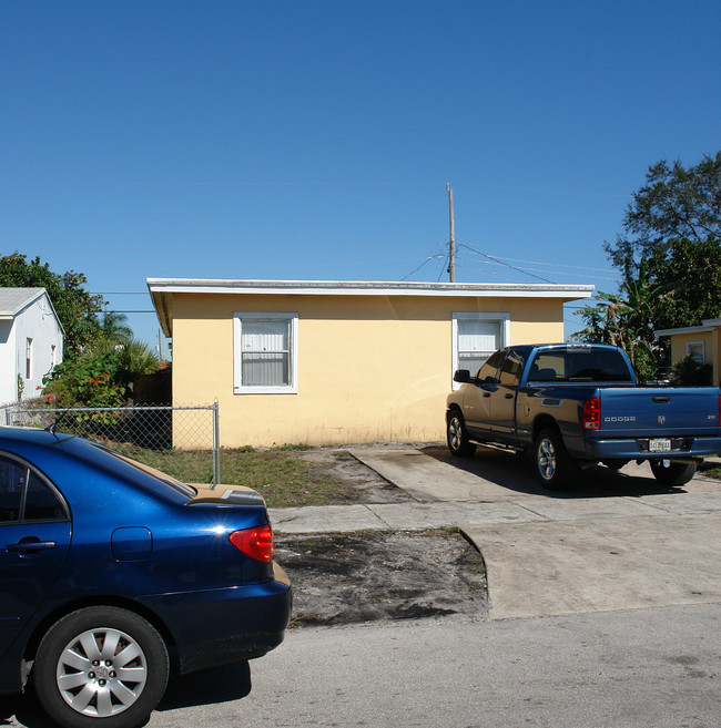 718-722 SW 3rd Pl in Dania Beach, FL - Building Photo - Building Photo