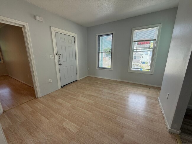 152 E Farm St in Waterbury, CT - Building Photo - Building Photo
