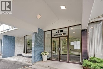 2170 Lakeshore Rd. in Burlington, ON - Building Photo - Building Photo