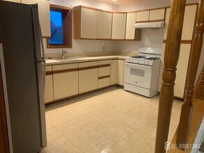 11 S Pelham Ave in Edison, NJ - Building Photo - Building Photo