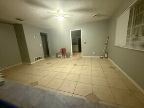 9504 Waynesboro Ave in Jacksonville, FL - Foto de edificio - Building Photo