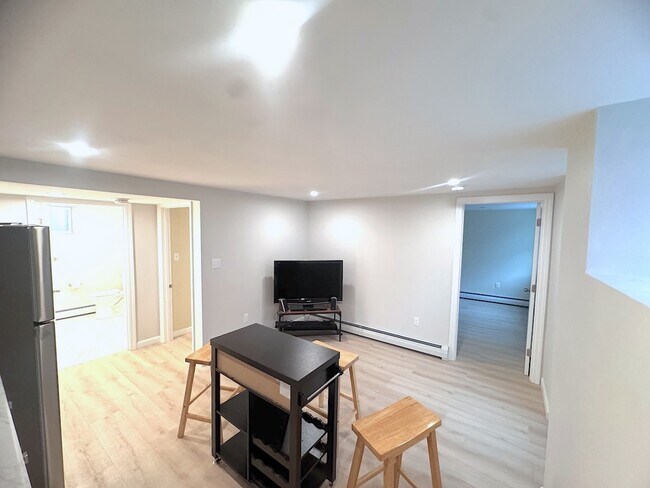 39 Cottage St, Unit 1 in Stoneham, MA - Building Photo - Building Photo