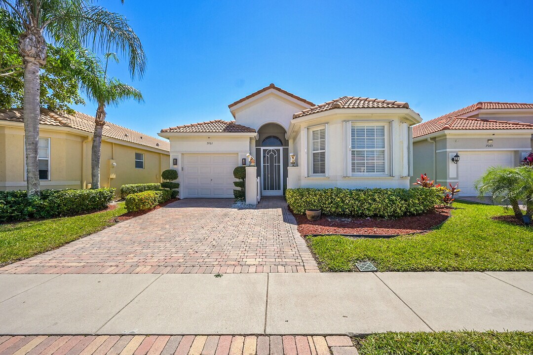 7061 Cataluna Cir in Delray Beach, FL - Building Photo