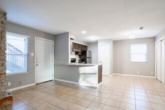 4431 Whispering Valley Dr in Austin, TX - Building Photo - Building Photo