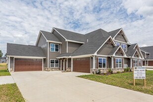 Forest Grove Crossing in Bettendorf, IA - Building Photo