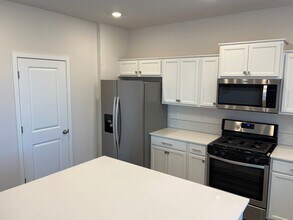2152 Smith Dr in Woodburn, OR - Building Photo - Building Photo