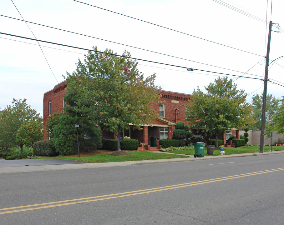 456 W Liberty St in Hubbard, OH - Building Photo