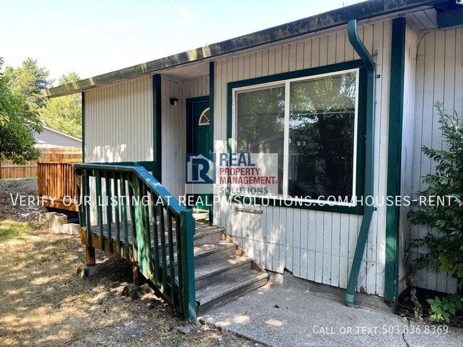 911 Charles St in Newberg, OR - Building Photo - Building Photo