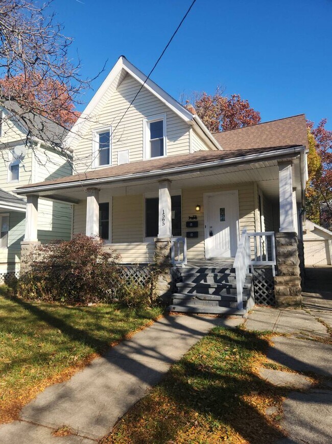 1565 Hopkins Ave in Lakewood, OH - Foto de edificio - Building Photo