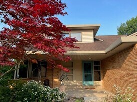 8551 North Point Dr in Fox Point, WI - Building Photo