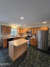 8 Red Maple Ln in Clifton Park, NY - Building Photo - Building Photo