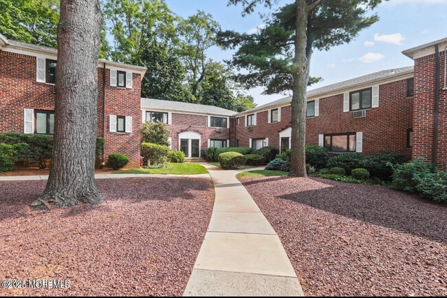 209 Manor E in Red Bank, NJ - Building Photo - Building Photo