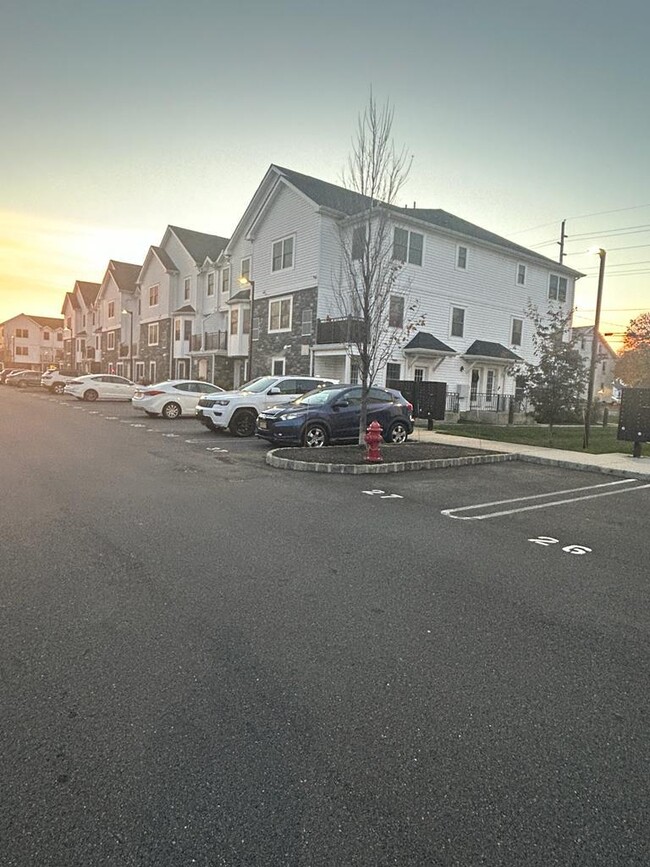 85 Main St in East Brunswick, NJ - Foto de edificio - Building Photo