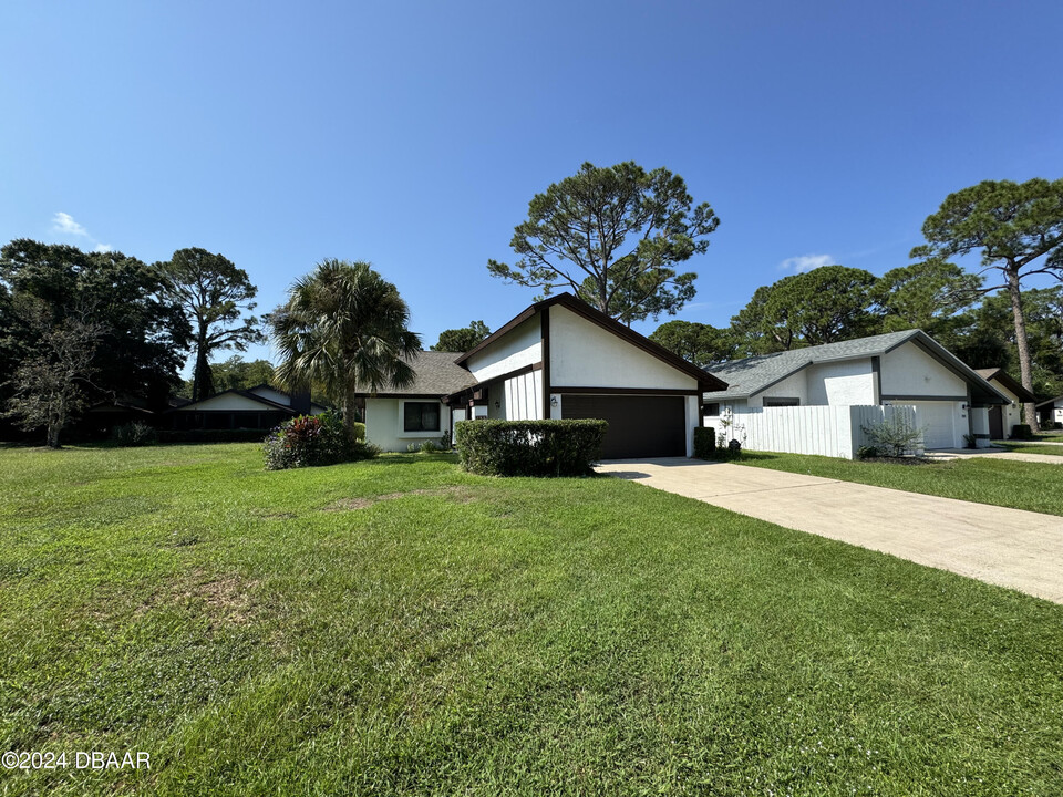 100 Sea Island Cir in Daytona Beach, FL - Foto de edificio