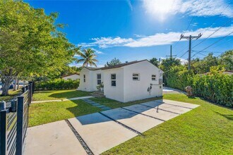 990 SW 11th St in Miami, FL - Building Photo - Building Photo