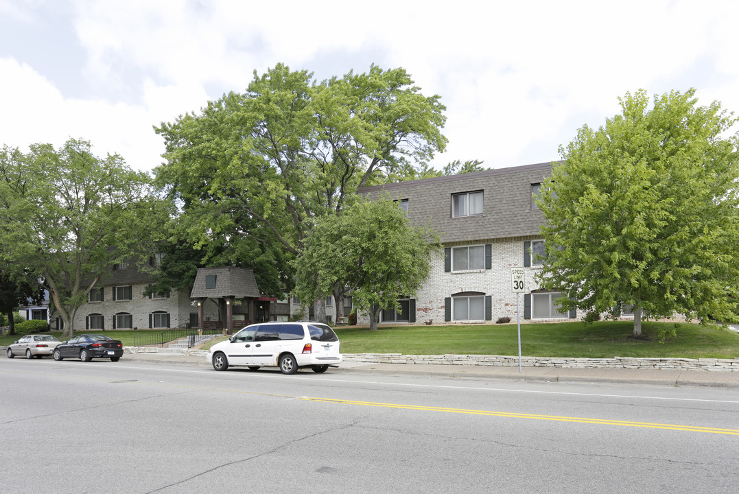 Diamond Lake Properties in Minneapolis, MN - Foto de edificio