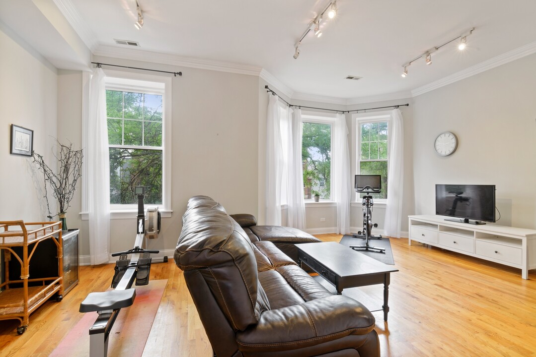 3734 N Clifton Ave, Unit 2 in Chicago, IL - Building Photo