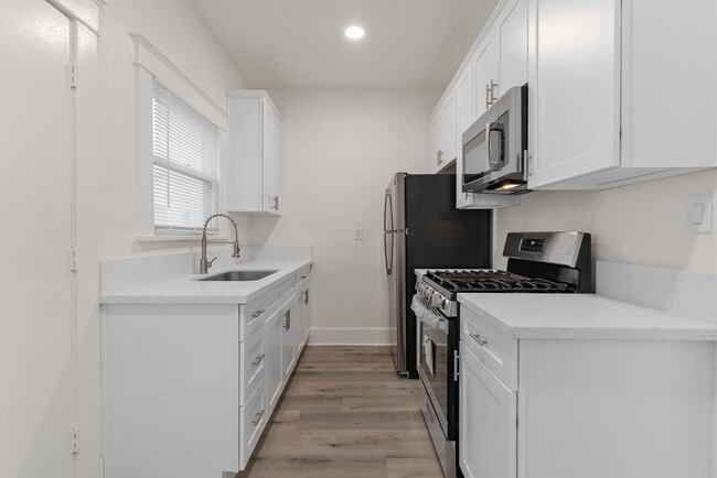 1045 E 4th St in Long Beach, CA - Building Photo - Building Photo